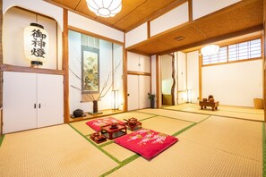 Et traditionelt japansk rum med tatamimåtter, skydedøre og en shoji-skærm.