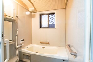 Private Vacation Home | Bathroom | Combined shower/tub, designer toiletries, hair dryer, electronic bidet