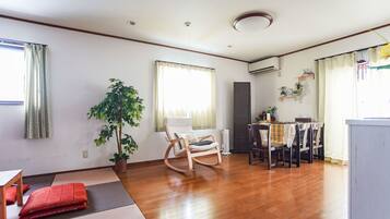 Private Vacation Home | Living area | Flat-screen TV