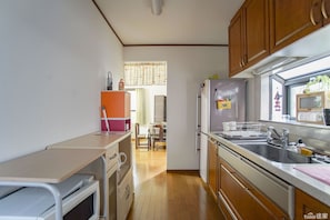 Ferienhaus (Private Vacation (Home)) | Eigene Kochnische | Kühlschrank, Mikrowelle, Herdplatte, Kochgeschirr/Geschirr/Besteck