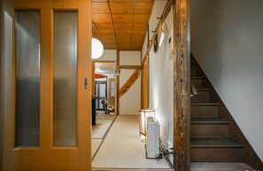 Staircase - Villa Traditional Designer House Itabashi (Tokyo)