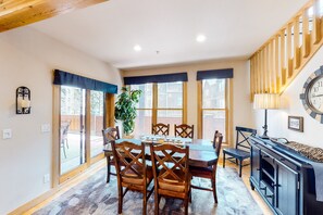 Dining - Lovely condo with hot tub - walk to Keystone village, the gondola & Snake River (Keystone)