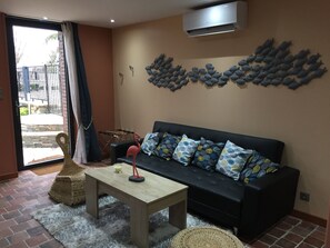 Duplex (Les Clos) | Living area | 40-inch flat-screen TV with digital channels, TV - Le Rouge & Blanc (Saint-Maurice-le-Vieil)