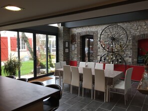 Breakfast area - Le Rouge & Blanc (Saint-Maurice-le-Vieil)