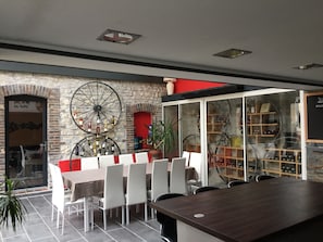 Breakfast area - Le Rouge & Blanc (Saint-Maurice-le-Vieil)