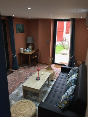 Duplex (Les Clos) | Living area | 40-inch flat-screen TV with digital channels, TV - Le Rouge & Blanc (Saint-Maurice-le-Vieil)