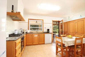 Kühlschrank, Mikrowelle, Ofen, Geschirrspüler