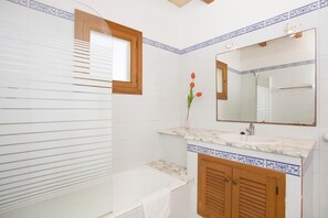 Een bad, een haardroger, handdoeken