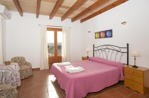 4 slaapkamers, een kluis op de kamer, een strijkplank/strijkijzer