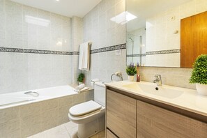 Bathtub, hair dryer, towels - DANIELA. Fabulous location overlooking the beach! (Puerto Pollensa)