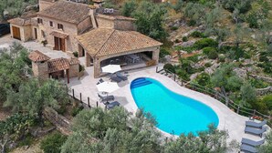 A villa with a swimming pool, outdoor seating, and a stone facade. - ALORDES. Tradition and views next to Pollensa (Pollensa)