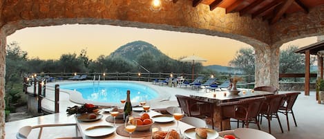 تناول الطعام بالخارج