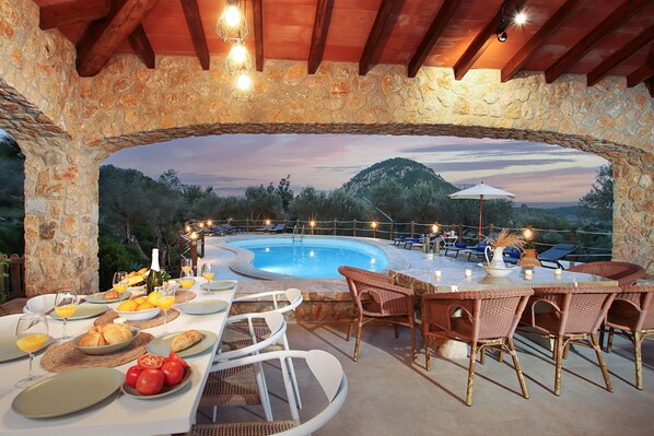 تناول الطعام بالخارج