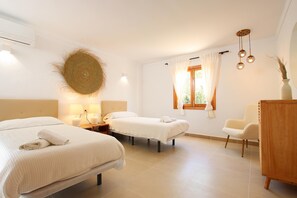 2 makuuhuonetta, tallelokero huoneessa, silitysrauta/-lauta