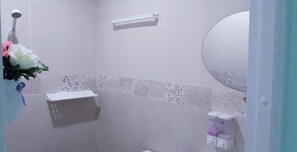 Double Room | Bathroom | Shower, towels