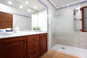 Baignoire, sèche-cheveux, serviettes fournies
