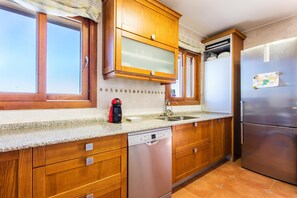 Een koelkast, een microgolfoven, een oven, een vaatwasser