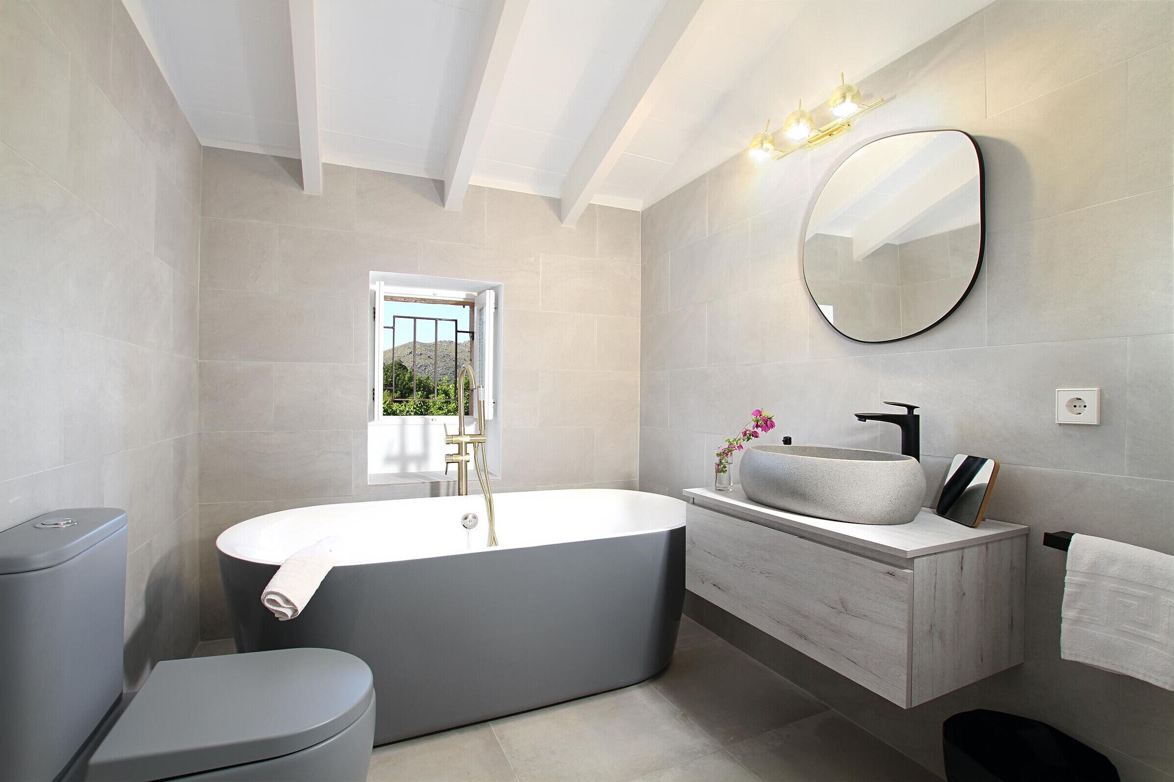 Badekar, hårføner og håndklær