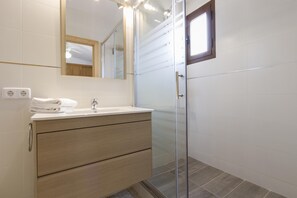 Douche, serviettes fournies