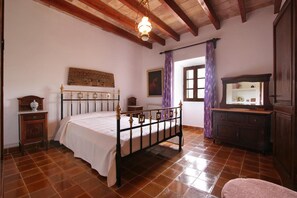 4 chambres, coffres-forts dans les chambres, fer et planche Ă repasser