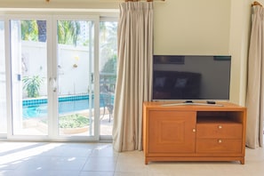 Luxury-Villa | Wohnbereich | 41-Zoll-Smart-TV mit Kabelempfang, Fernseher