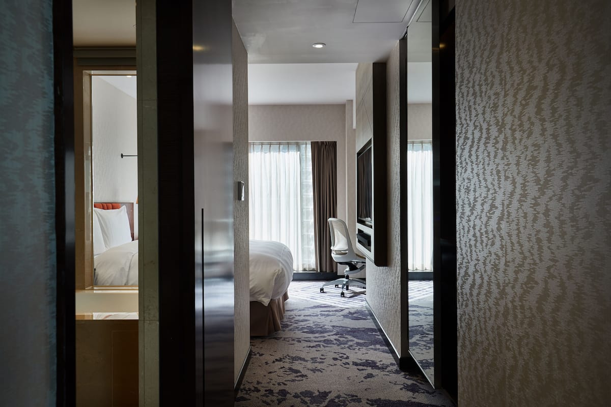 Elite kamer, 1 queensize bed, uitzicht op stad | Donzen dekbedden, een minibar, een kluis op de kamer, een bureau