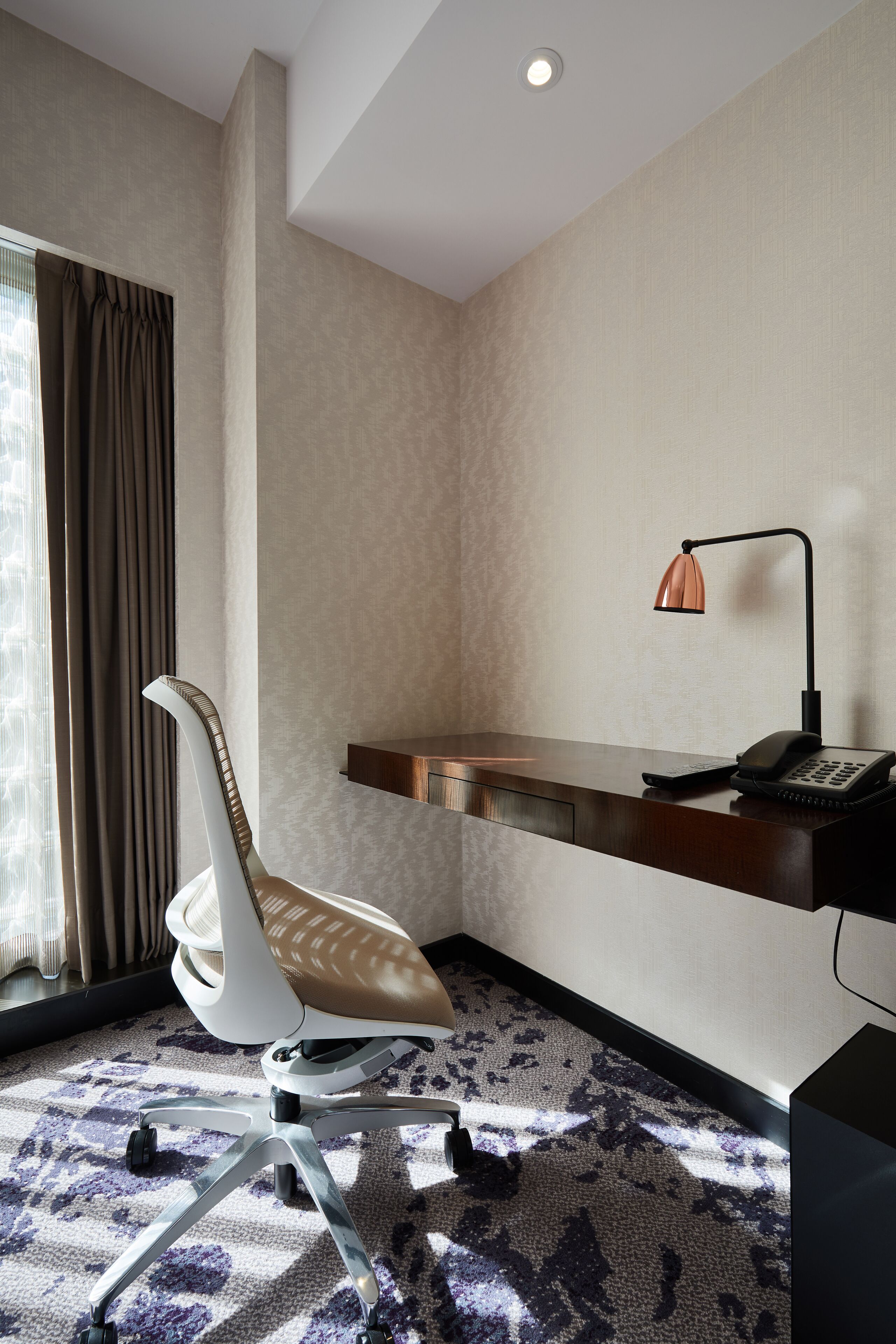 elite room, 1 queen bed, city view | down duvets, minibar, in-room safe, desk