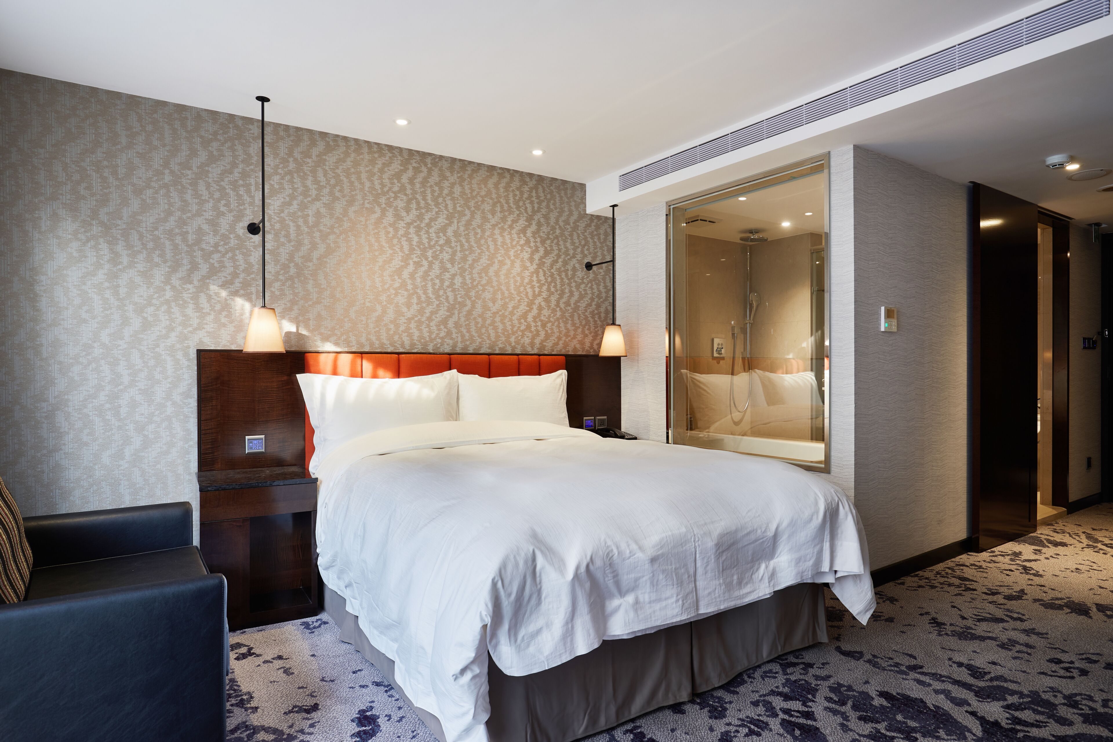 deluxe room, 1 double bed | down duvets, minibar, in-room safe, desk