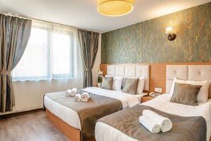 Chambre Triple Classique | Minibar, chambres insonorisées, fer et planche à repasser