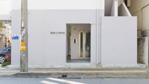 Un edifici amb un rètol que diu "Isole e Olena" a l'entrada.