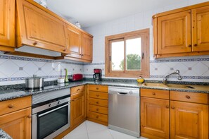 Frigorífico, microondas, horno y lavavajillas