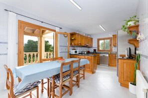 Frigorífico, microondas, horno y lavavajillas