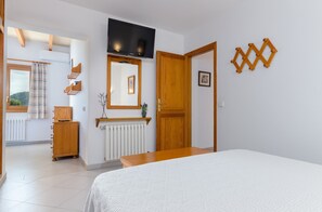 5 bedrooms, iron/ironing board, free WiFi, bed sheets
