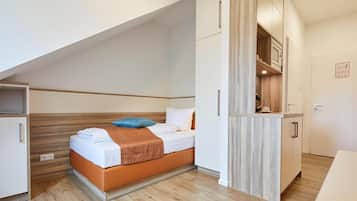 Habitación empresarial individual | Ropa de cama de alta calidad y caja de seguridad en la habitación