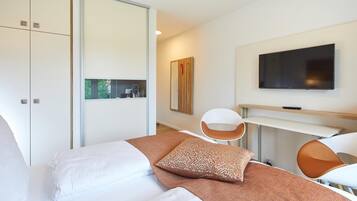 Business Double Room | Premium bedding, in-room safe, desk, blackout drapes