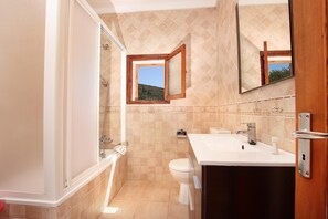 Baignoire, séchoir à cheveux, serviettes fournies