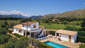 A two-story house with a swimming pool, a small detached building, and a view of mountains. - LA VINYA CAN OLIVER ( OLIVER ). Country house located between Pollensa and Pto. Pollensa (Puerto Pollensa)