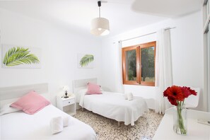2 chambres, coffre-fort, fer et planche à repasser