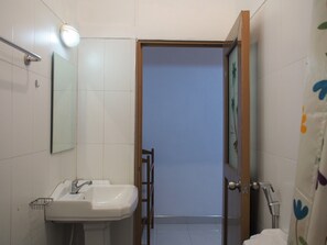 Bathroom - Nisha homestay (Kandy)
