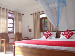 Individually decorated, individually furnished, free WiFi, bed sheets - Nisha homestay (Kandy)