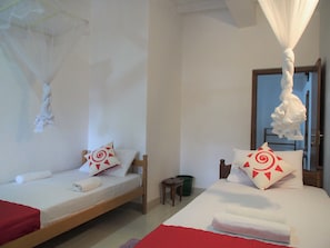Individually decorated, individually furnished, free WiFi, bed sheets - Nisha homestay (Kandy)