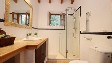 Badewanne, Haartrockner, Handtücher