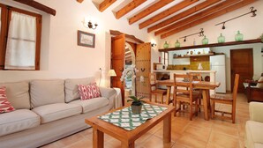 TV - CAN MORANTA (PEDRO MONJO). Complete peace-of-mind among woods (Pollensa)