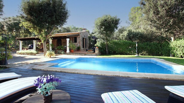 A swimming pool with lounge chairs, a small building, and surrounding greenery. - CAN MORANTA (PEDRO MONJO). Complete peace-of-mind among woods (Pollensa)