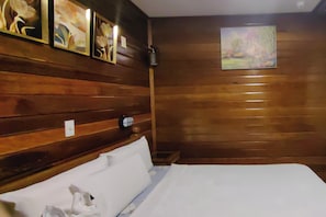 Desk, iron/ironing board, free WiFi - BING-VICE TOURIST INN Port Barton (San Vicente)