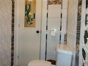 Shower, bidet, towels