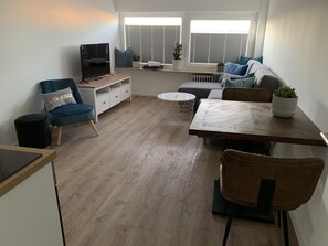 Departamento, balcón | Área de sala de estar | Televisión de pantalla plana 