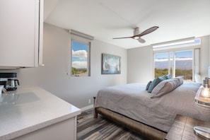 1 bedroom, iron/ironing board, free WiFi, bed sheets - Direct Beachfront Newly Remodeled! (Kihei)