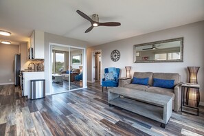 TV - Direct Beachfront Newly Remodeled! (Kihei)