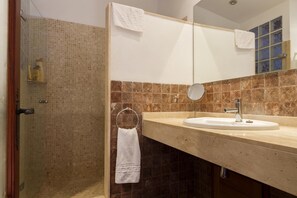 Baignoire, sèche-cheveux, serviettes fournies